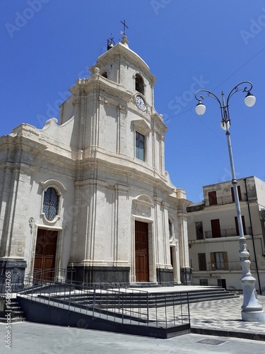 фотографія La Chiesa madre di Centuripe (EN), facciata bianca su cielo azzurro e sereno