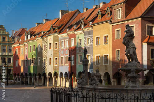 Casas de colores en la plaza Stary Rynek de Poznan, Polonia