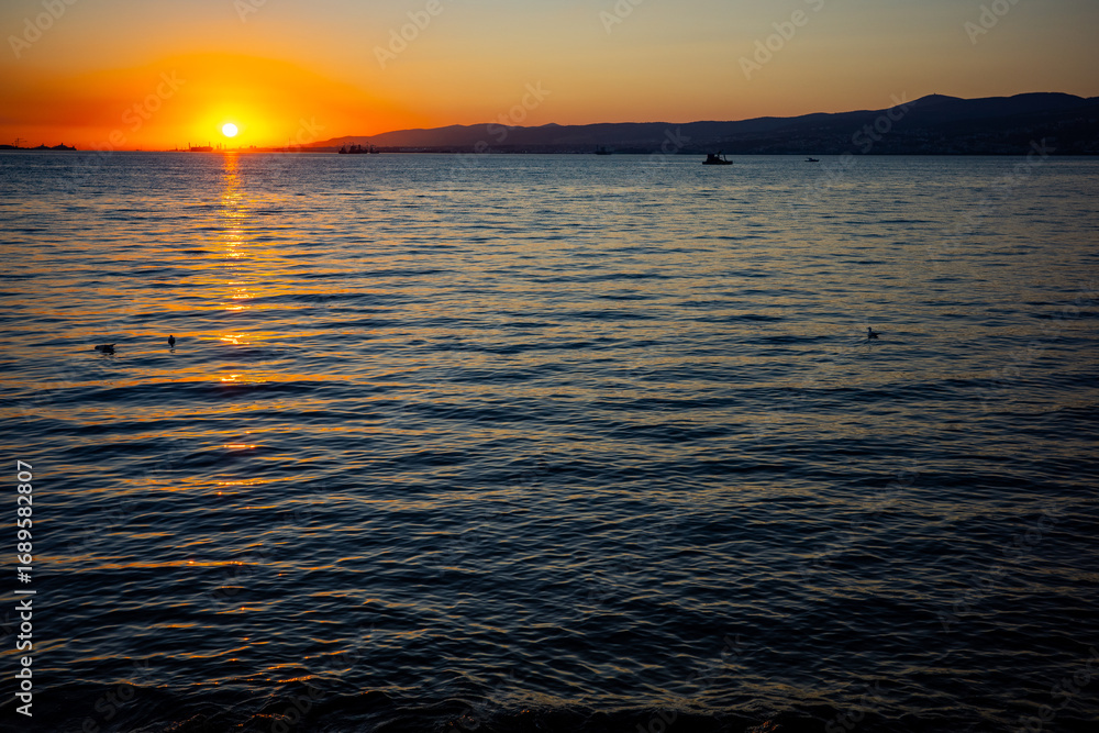 Obraz premium Sunset over Izmit Gulf with boats