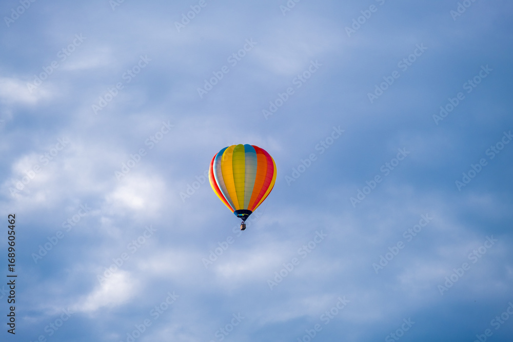 Obraz premium Hot air ballon on a summers day