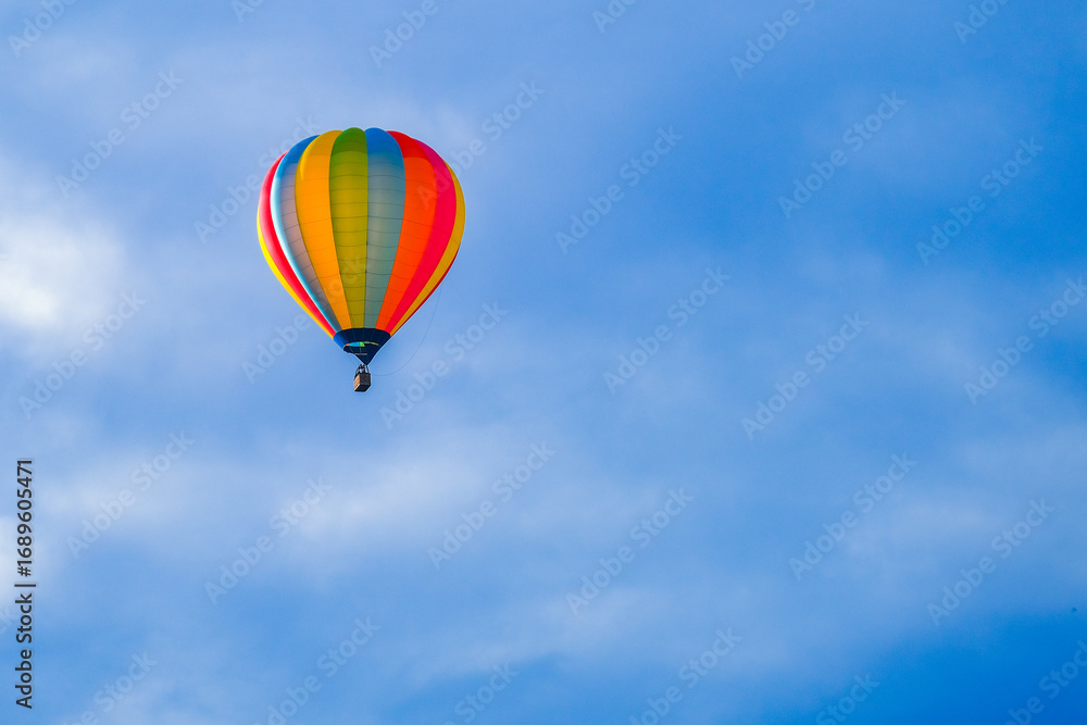 Fototapeta premium Hot air ballon on a summers day