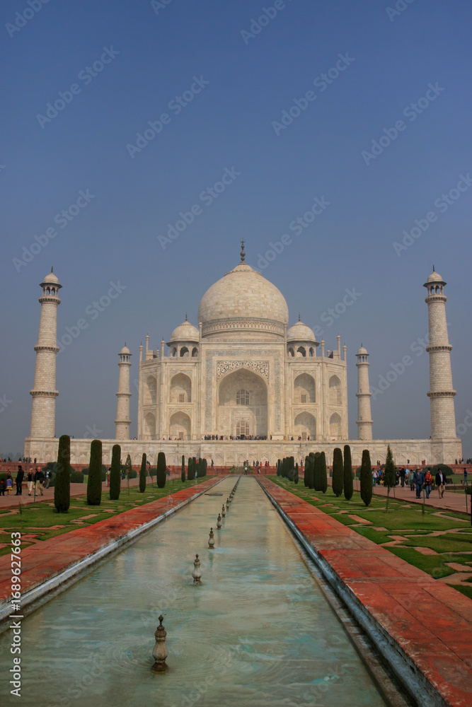 Obraz premium Taj Mahal with reflecting pool in Agra, Uttar Pradesh, India