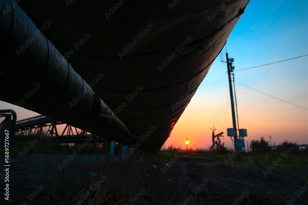 Obraz premium Oil pipeline, Oil and gas processing plant with pipe line valves