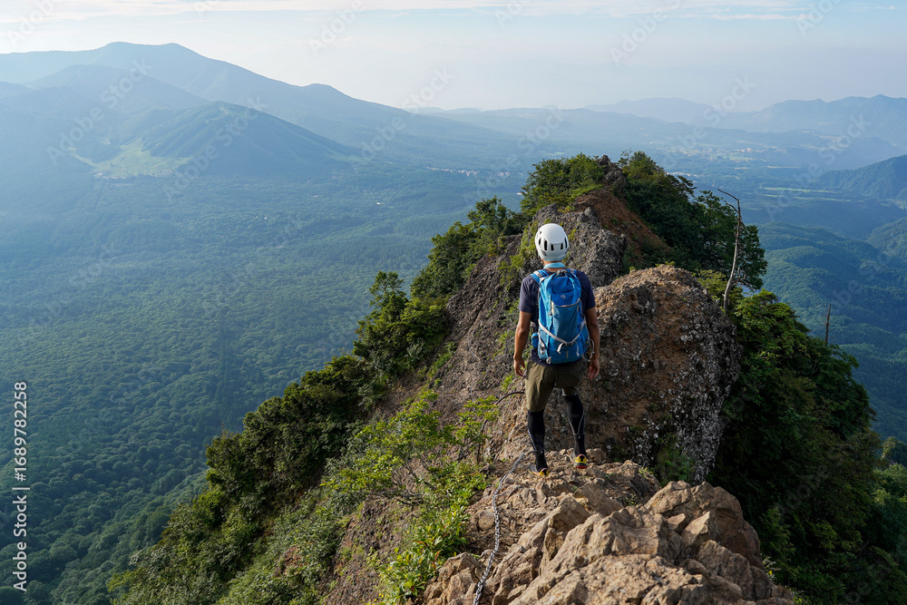 Fototapeta premium 戸隠山の蟻の塔渡りからの眺め