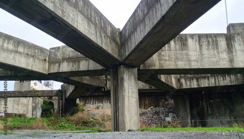 Fototapeta premium Brutalist Concrete Beam Intersection: Architectural Minimalism