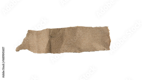 Fragmento de papel kraft rasgado sobre fondo negro aislado