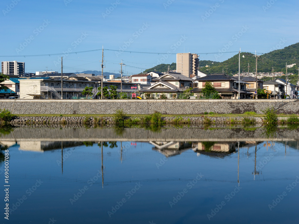 Fototapeta premium 川沿いに広がる住宅街の風景