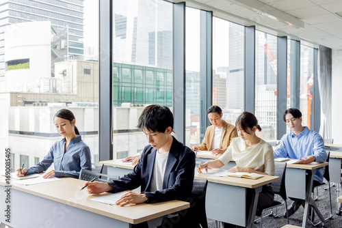試験を受ける人々