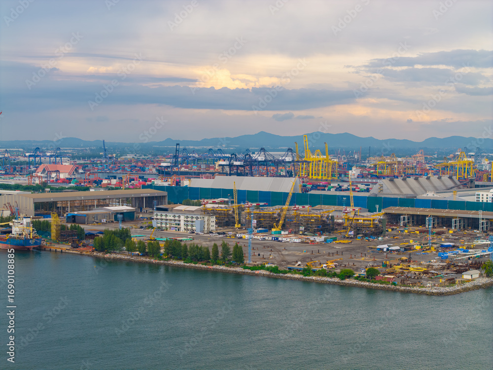 Obraz premium Aerial view cargo ships are docked at large export warehouse in Laem chabang port