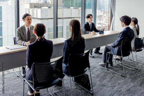 企業説明会に参加する学生