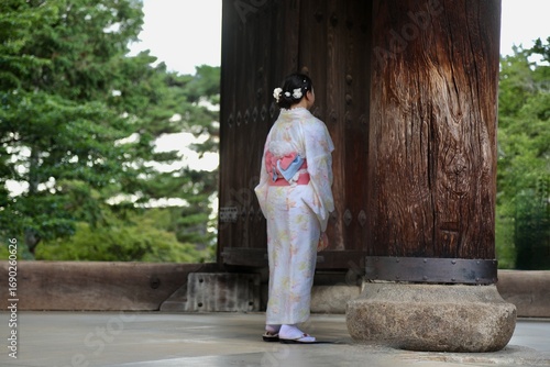 Femme en kimono a kyoto au japon