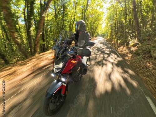 Motard roulant vite sur une route de campagne