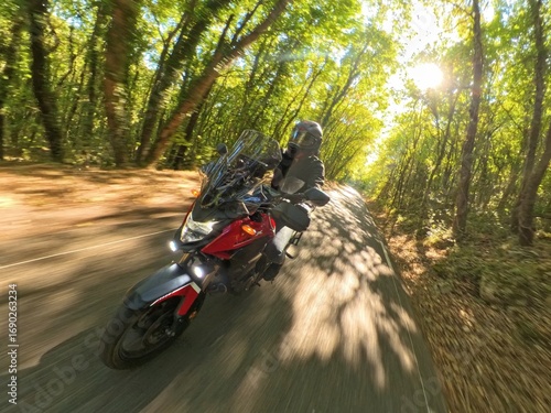 Motard roulant vite sur une route de campagne