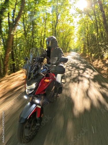 Motard roulant vite sur une route de campagne