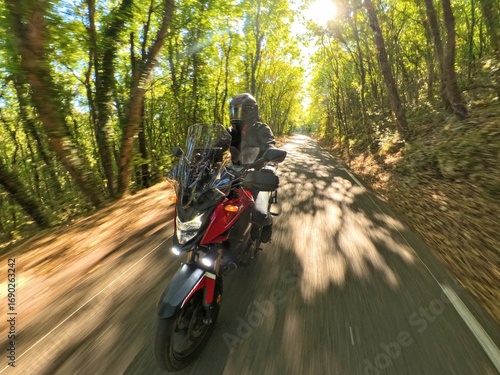 Motard roulant vite sur une route de campagne
