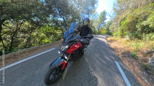 Motard roulant vite sur une route de campagne