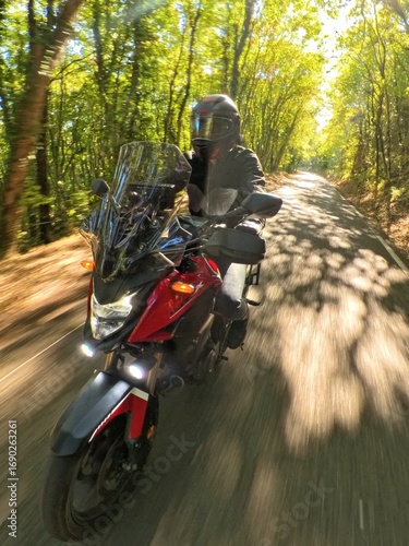 Motard roulant vite sur une route de campagne