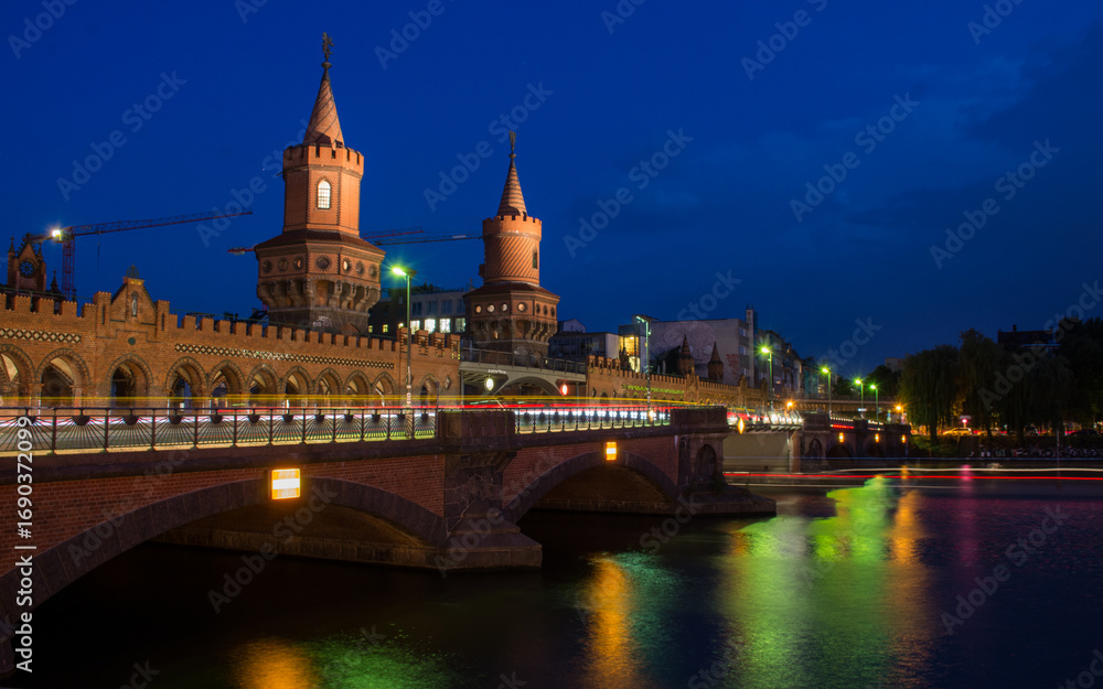 Fototapeta premium Oberbaum Bridge in Berlin at Night – Illuminated Landmark over the Spree River