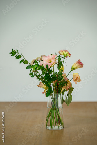 Wallpaper Mural 테이블 위에 놓여진 꽃병 속 꽃들 Torontodigital.ca