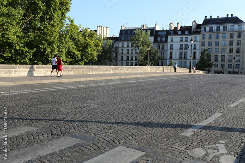 Voie de circulation sur le Pont Marie à Paris