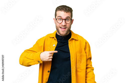 Tableau sur toile Young handsome blonde man over isolated chroma key background with surprise faci