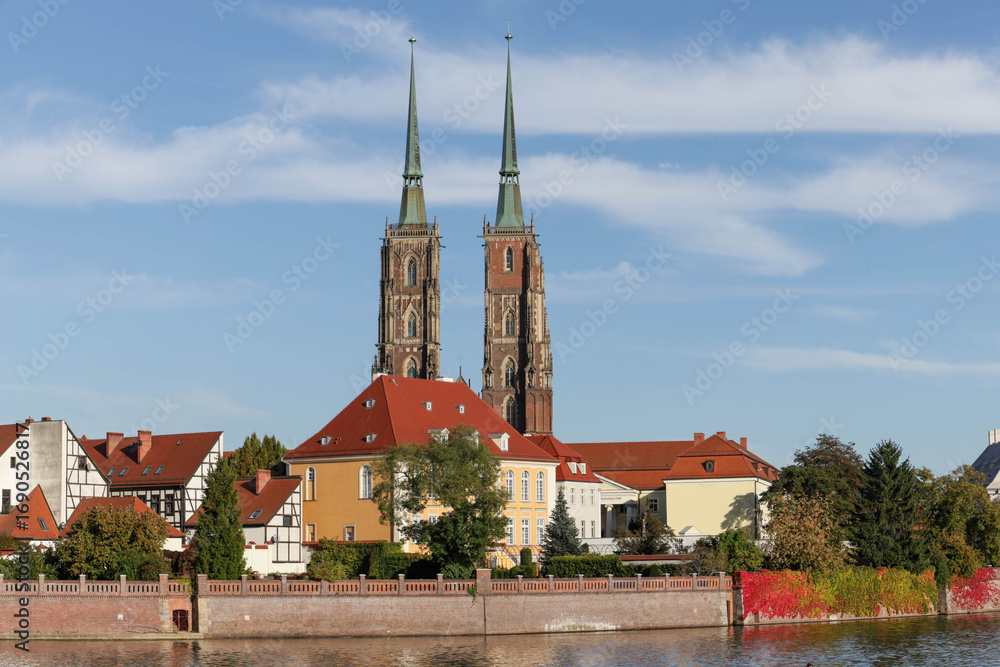 Obraz premium Wroclaw, Poland -10/21/2023: Wroclaw during a beautiful Autumn Afternoon