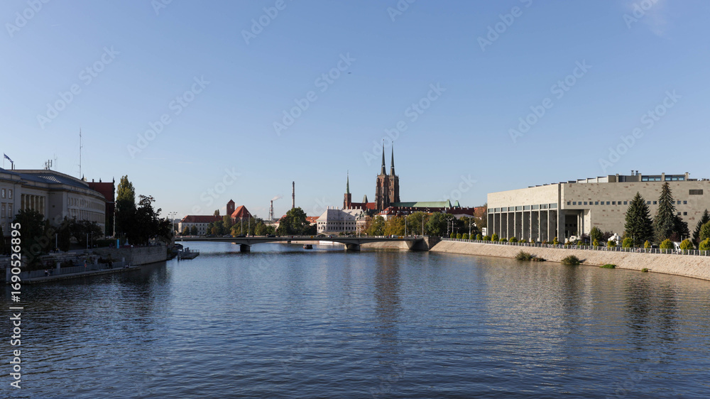 Obraz premium Wroclaw, Poland -10/21/2023: Wroclaw during a beautiful Autumn Afternoon