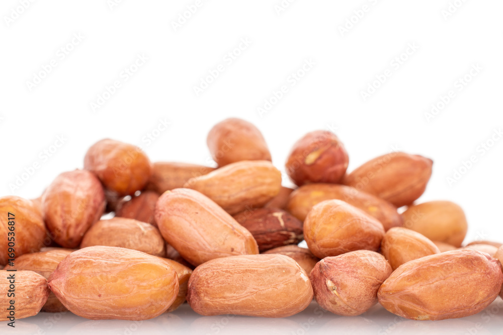 Obraz premium Peeled raw peanuts isolated on white background.
