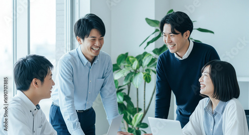 オフィスで打ち合わせをする日本人ビジネスチーム