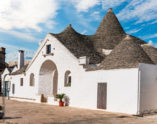Konstfotografi beautiful traditional white houses trulli in italian region Puglia