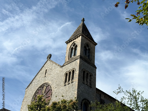 Vue sur la chapelle de la Règle située au coeur du jardin de l'évêché à Limoges