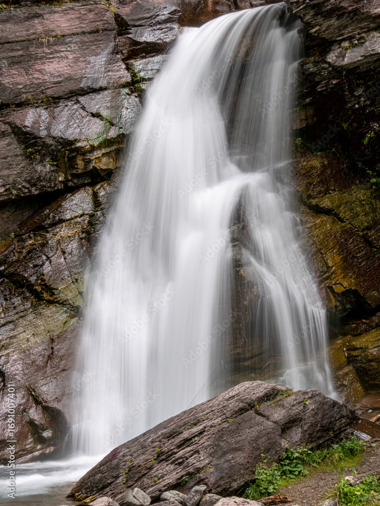 Obraz premium A varied trail where waterfalls highlight the changing beauty of mountains, lakes and forests in Waterton lake national park, Alberta, Canada