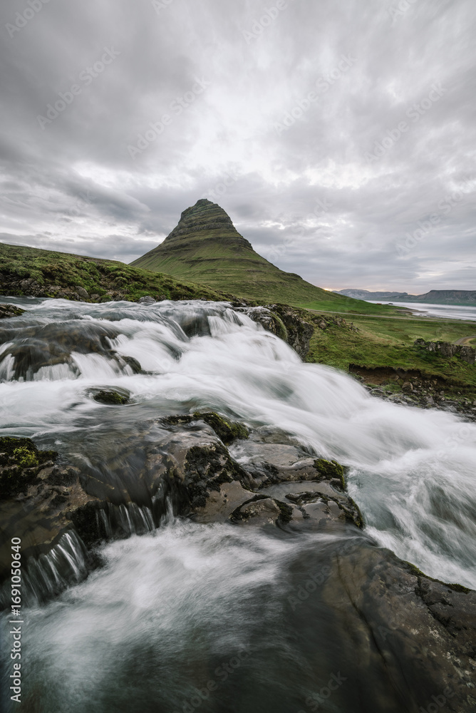 Obraz premium Kirkjufellsfoss Waterfall With Kirkjufell Mountain Near Grundarfjordur City, Iceland