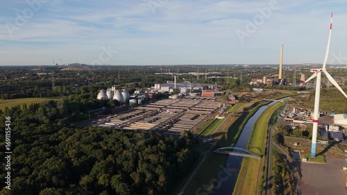 Ehemaliger Abwasserkanal nach der Renaturisierung im Ruhrgebiet mit typischer Industrie im Hintergrund 