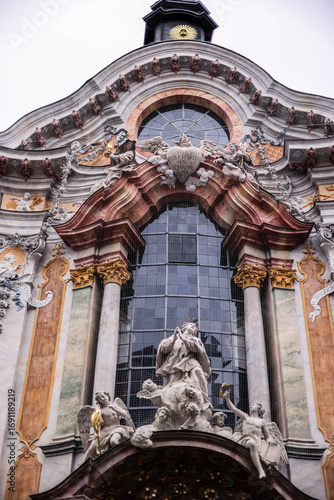 Ultrawide view of frescoed ceiling and ornate altar in Baroque Asamkirche, Munich. Ultrabreiter Blick auf bemalte Decke und verzierten Altar in der barocken Asamkirche, München.