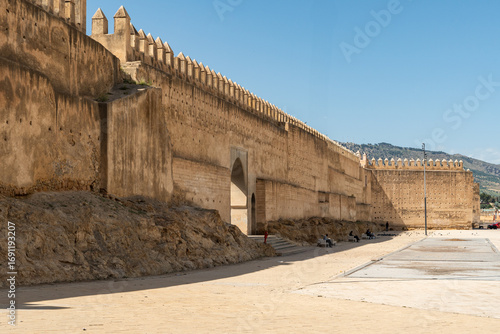 Foto The imposing city walls surrounding Fes medina, Morocco