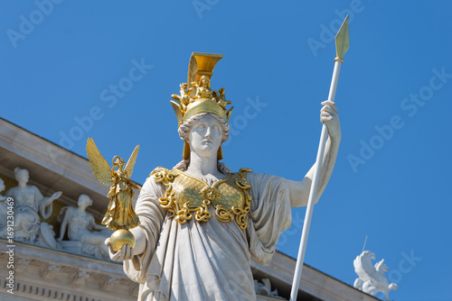 Detalle superior de la estatua de Atenea en Viena, Austria