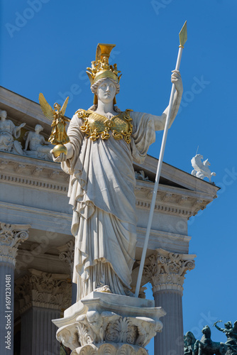 Estatua de Atenea frente al Parlamento de Austria en Viena