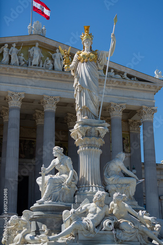Fuente y estatua de Atenea frente al Parlamento de Austria en Viena