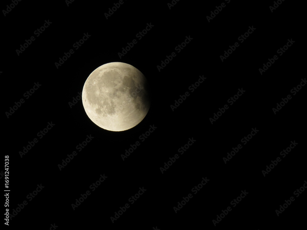 Obraz premium full moon during eclipse (7 September 2025)