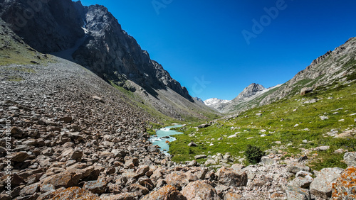 Foto Mountain panorama in Ala Archa National Park in Kyrgyzstan