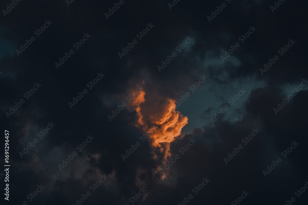 Obraz premium Dramatic sky with dark stormy clouds background 