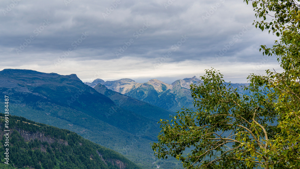 Fototapeta premium Jackson glacier overlook on Going-to-the-Sun Road in glacier national park of Montana, USA 