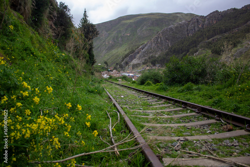 rieles del tren de huancavelica a huancayo abandonadas y llenas de basura