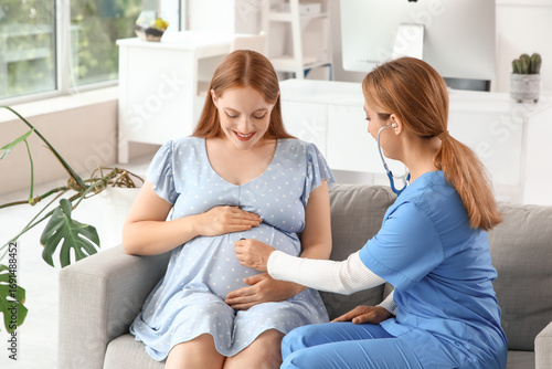 Young pregnant woman visiti...