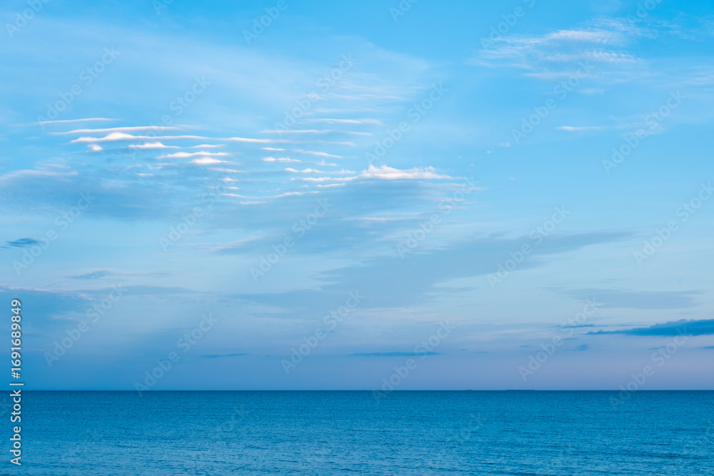 Obraz premium Nature of the ocean and blue sky Summer with sunshine, sandy beaches, clear blue waters sparkling against the blue sky. on an island with good ecology and environment Background for summer vacation