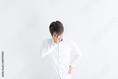 頭を抱える男性