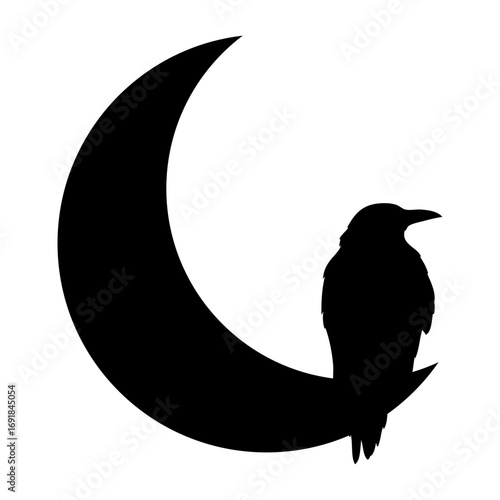 Silueta de cuervo negro posado en media luna para su uso en felicitaciones y tarjetas de Halloween