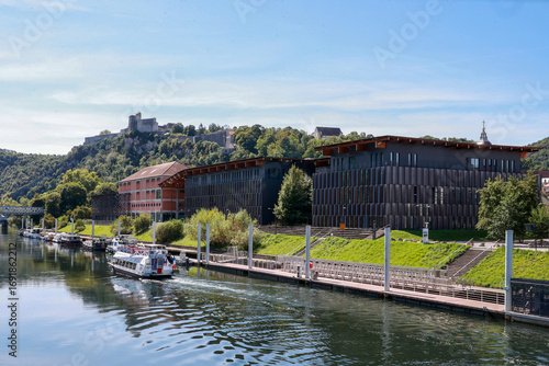 La citée des arts a Besançon, le long du Doubs avec en fond la citadelle créée par Vauban