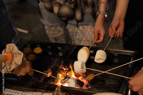 Naklejka バーベキューでマシュマロを焼く